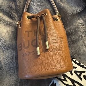 Marc Jacobs Women's "The Bucket Bag" leather crossbody bag - Organ Oil (Cognac)
